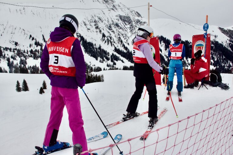 SchülerInnen beim Skirennen.